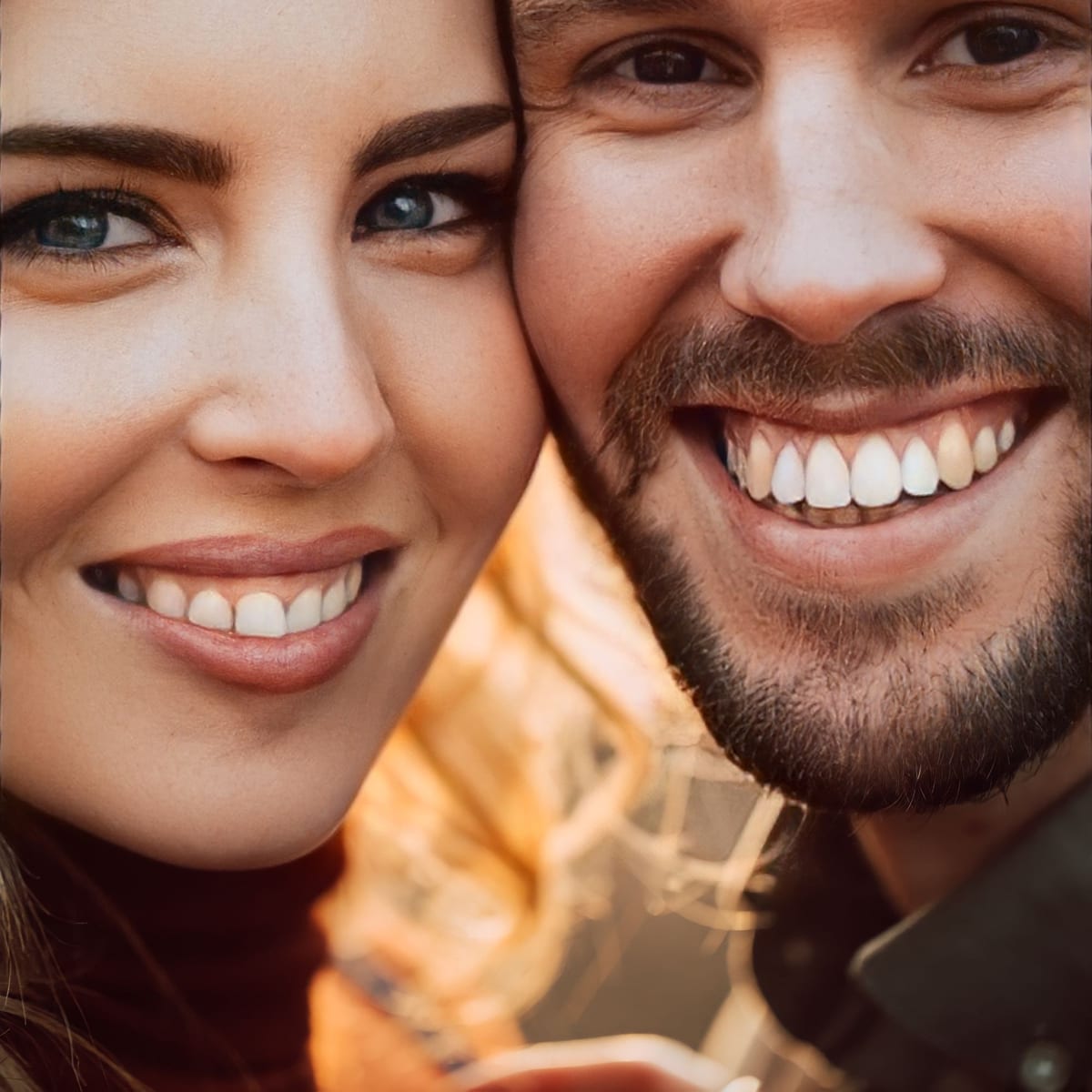 Laia y Marc, muy de cerca, sonriendo a la cámara