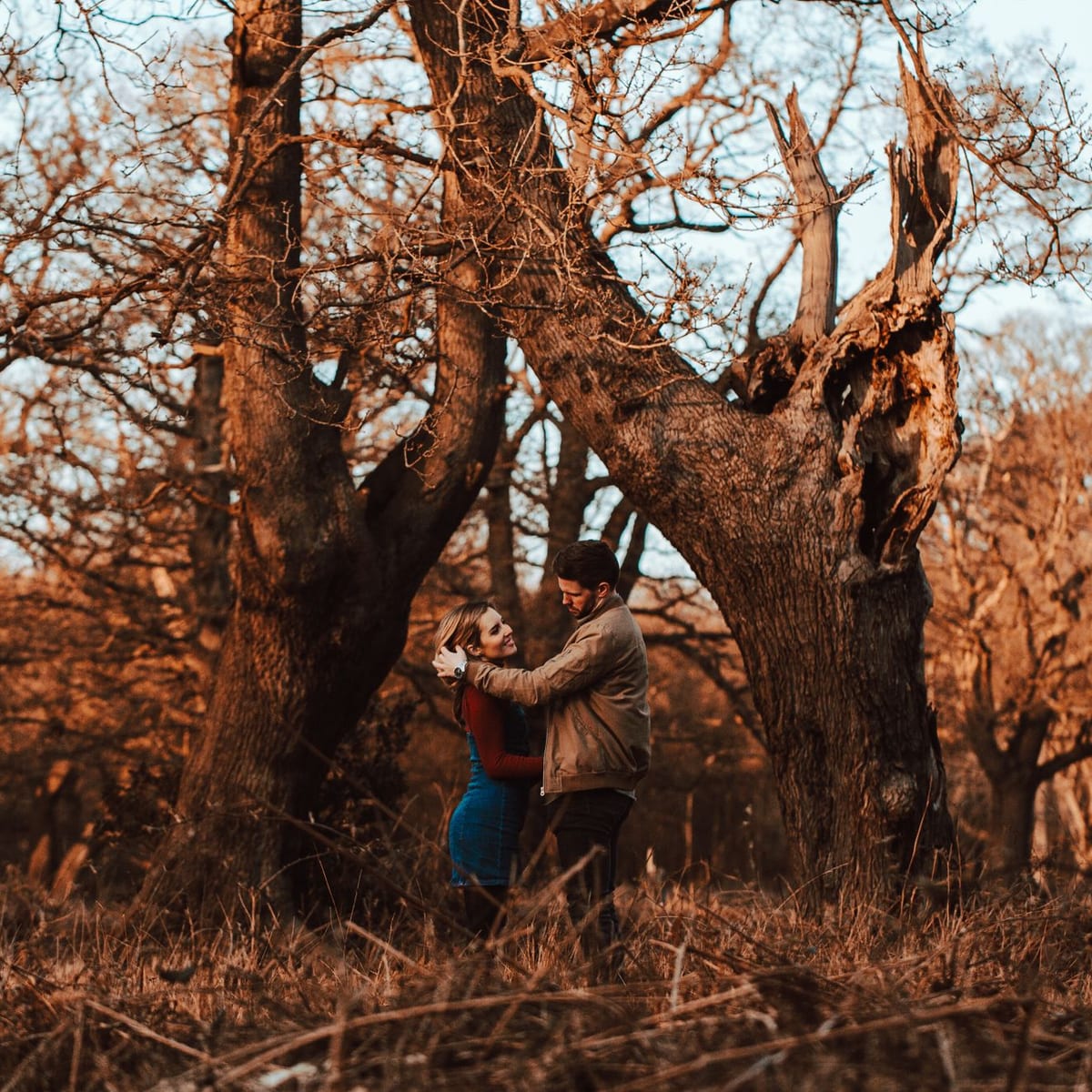 Laia y Marc abrazados junto a un árbol enorme