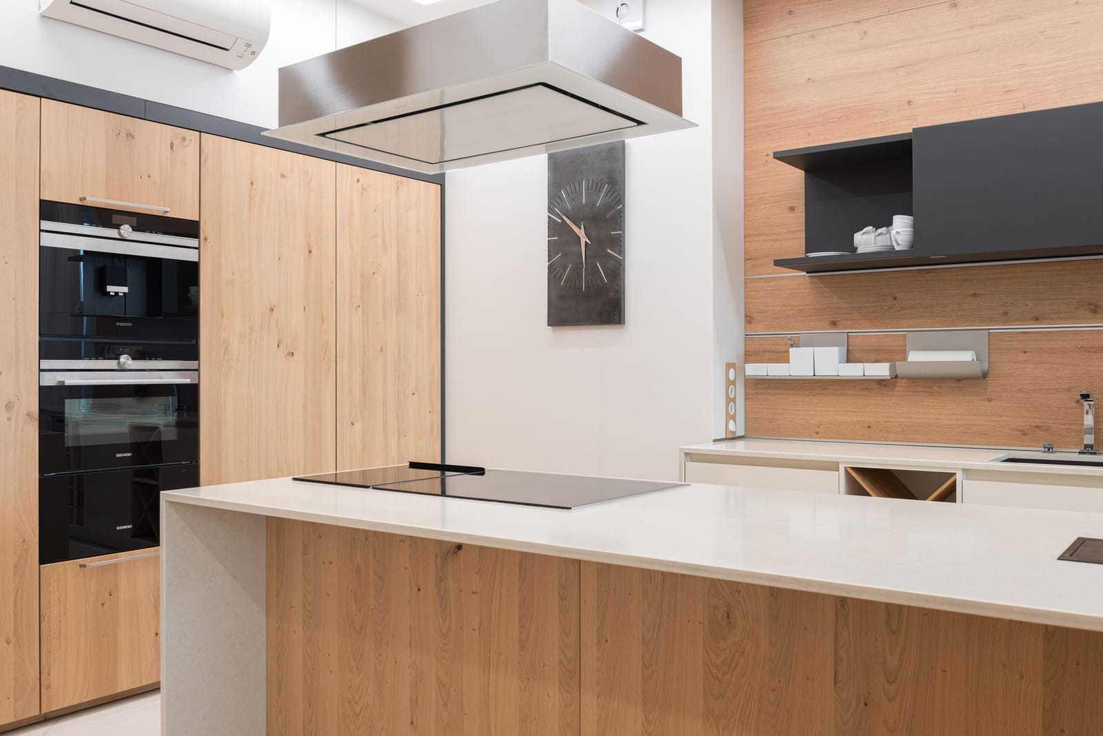 La cocina, abierta al salón, con la isla en el centro