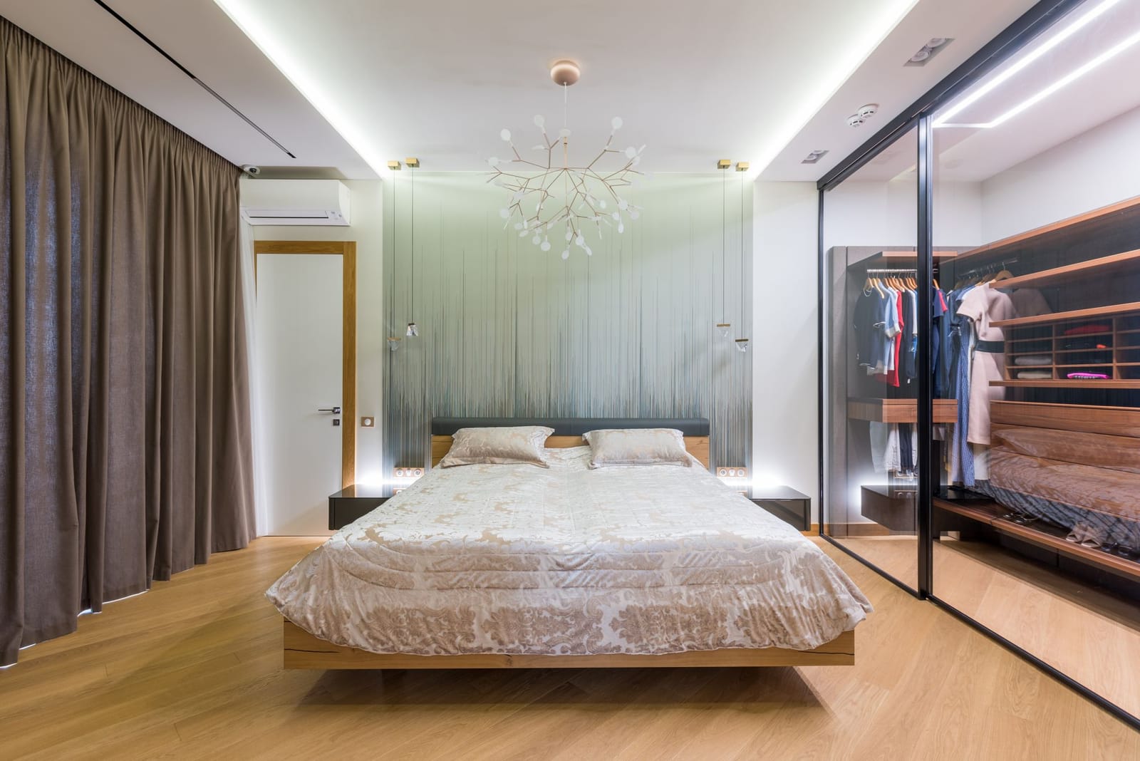 El dormitorio principal, con el vestidor abierto