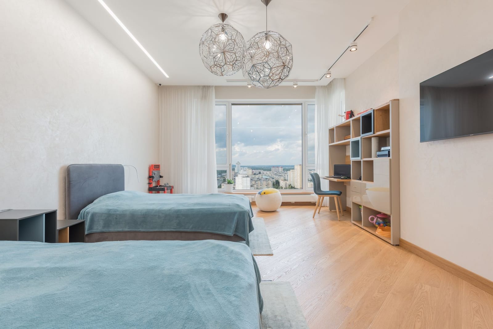El segundo dormitorio, con la cama, el escritorio y las estanterías