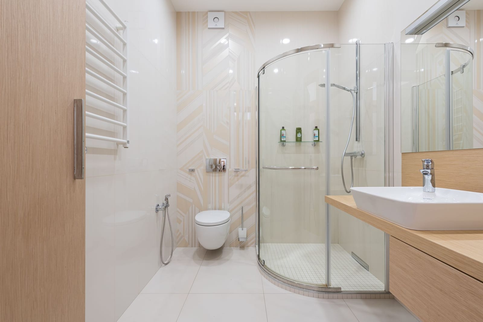 El baño, con la ducha a ras de suelo y el lavabo suspendido