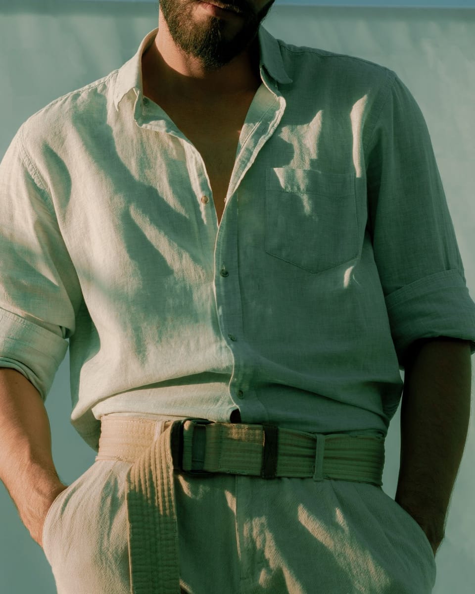 La camisa Mestral puesta: lino verde agua, bolsillo en el pecho y el cuello abierto